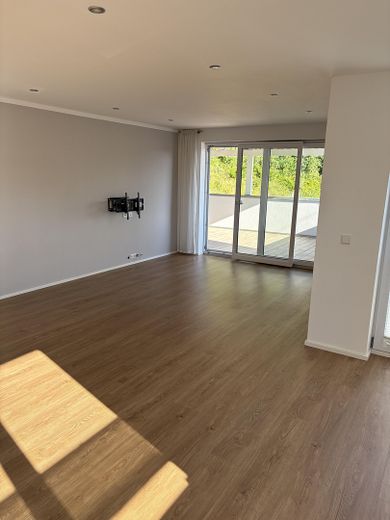 120 m² Familienwohnung mit XXL-Balkon, Doppelgarage, Wallbox, nahe Ingolstadt – Blick zum Wohnbereich