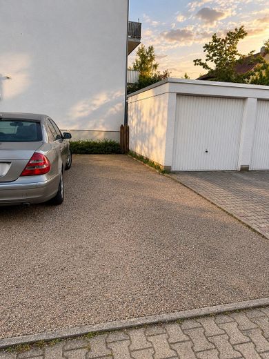 Senza commissioni: appartamento di 3 locali con ampio balcone esposto a sud, cantina e posto auto – Langer Aussenstellplatz