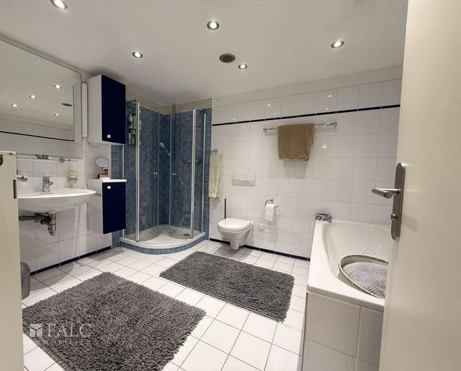 Maisonette-Wohnung mit Großzügigkeit und Komfort - modernes Wohnen auf zwei Ebenen – Badezimmer