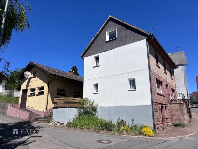 Schönes Einfamilienhaus mit Nebengebäude – Außenansicht