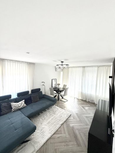 Provisions- & bezugsfrei: Sanierte 4-Zimmer Wohnung mit Klima & Garage – Wohnzimmer