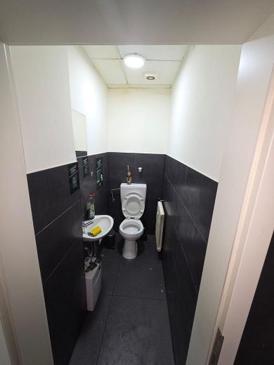 Piękna, różnorodna powierzchnia komercyjna na gabinet / biuro / gastronomię – WC- Anlage