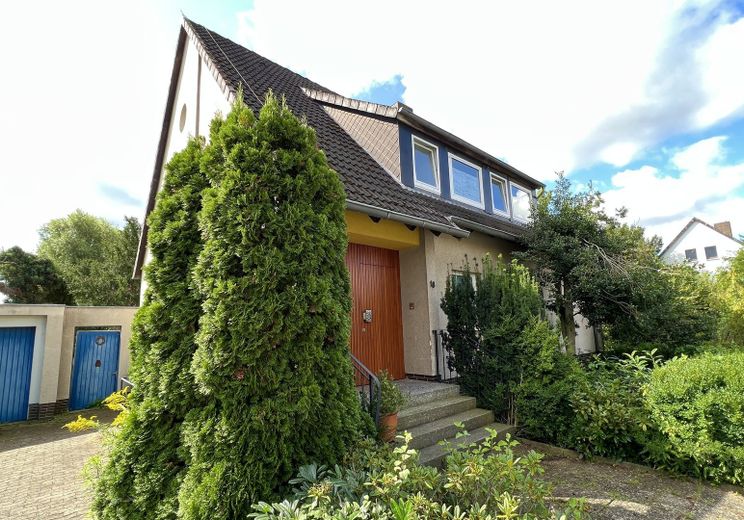 Straßenfront mit Garage