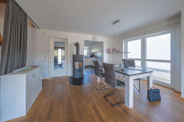 Großzügiges, effizientes Einfamilienhaus, 5 Zimmer + Hobbyraum, Terrasse mit Garten – Wohnzimmer