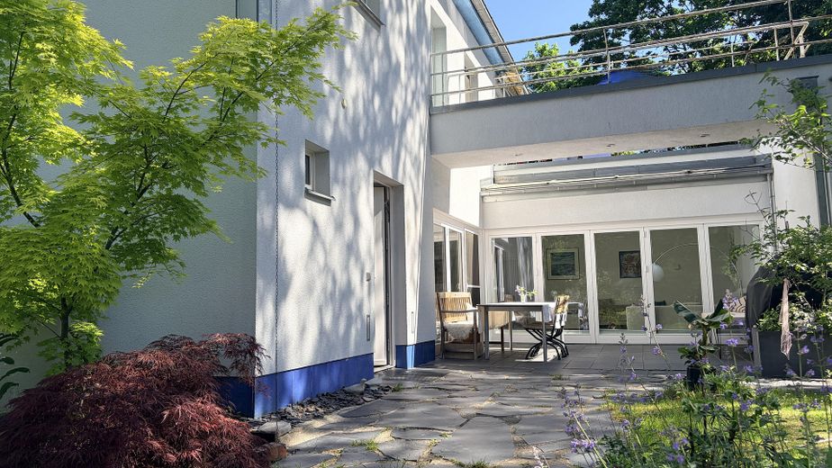 Traumhafte zeitgenössische Immobilie in der ruhigen Villenkolonie Kleinmachnow – Eingangsbereich mit Terrasse
