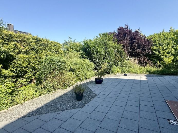 Moderner Wohntraum mit Einliegerwohnung und großer Sonnenterrasse im Speckmantel von Stadthagen – Terrasse ums Haus