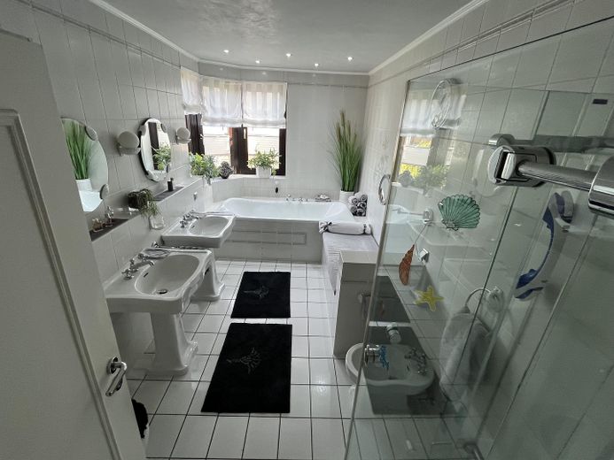 Einfamilienhaus Duisburg Rumeln mit Doppelgarage, Garten + Teich – Obergeschoss Badezimmer
