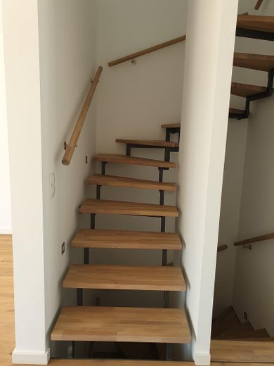 Schönes Zuhause mit viel Platz und schönem Ausblick in Innenstadtnähe von Kaiserslautern – Echtholztreppe