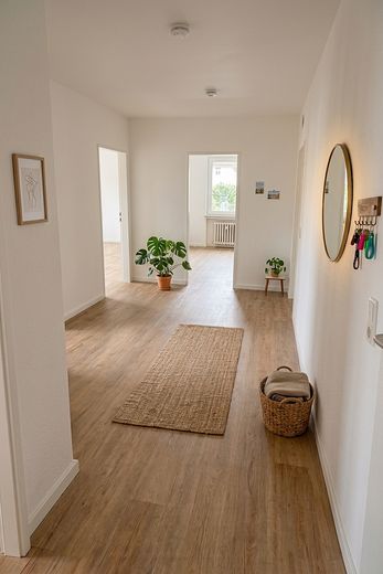 Wohntraum in Hilden! Modernisierte 3 Zimmer EG Wohnung mit Balkon, Gartennutzung und Stellplatz – Diele Homestaging