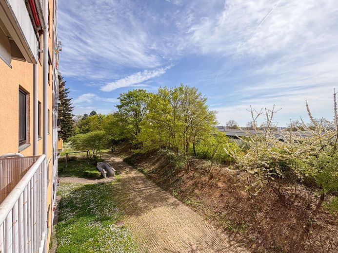 Direkt einziehen und wohlfühlen: helle 3-Zimmer-Wohnung mit Südbalkon und Tiefgarage, WI Nordenstadt – Ausblick