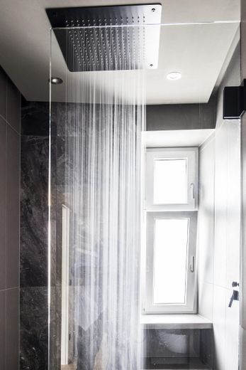 Exklusiver Altbau-Erstbezug zwischen Kollwitzkiez & Winsviertel | Stilvoll saniert | Provisionsfrei – Regendusche