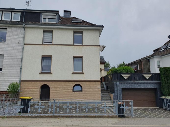 Attractive semi-detached house with two residential units and a large garden – Hausansicht