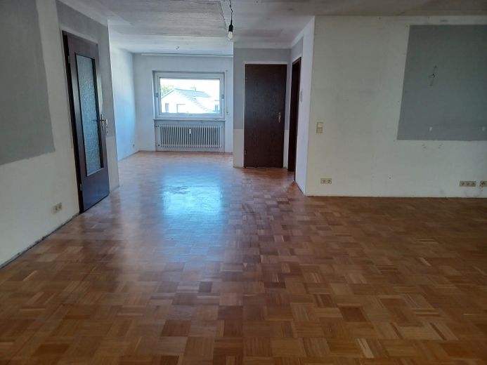 Przestronne, świeżo wyremontowane mieszkanie 3,5-pokojowe o powierzchni 115 m², z dużym balkonem, garażem i miejscem parkingowym – Wohnen vor Renovierung