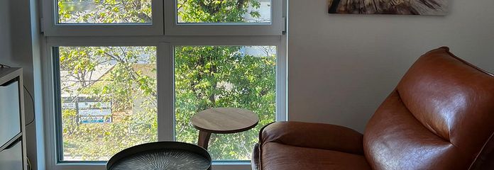 Neubau - helle 1-Zi Whg, voll eingerichtet + vollmöbliert, Bad mit Fenster - ab 12/26 provisionsfrei – Wohnbereich