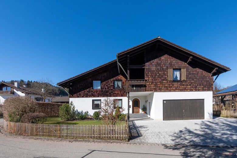 Eingang und Doppelgarage