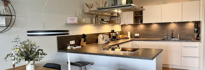 Balkonlu, asansörlü, manzaralı ve üst düzey donanımlı modern 3 odalı daire – Blick aus Wohnzimmer in Küche