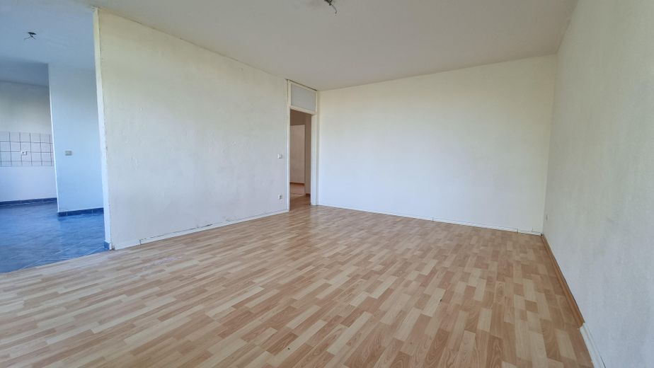 कमीशन-मुक्त! 3,5 कमरों का अपार्टमेंट 78m² – Wohnzimmer (vor Renovierung)