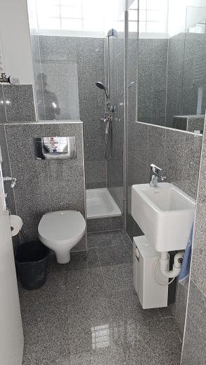 Ampio appartamento ristrutturato di 5 locali al piano in Rüttenscheid con balcone, bagno per gli ospiti, ascensore, 4° piano – Gästebad