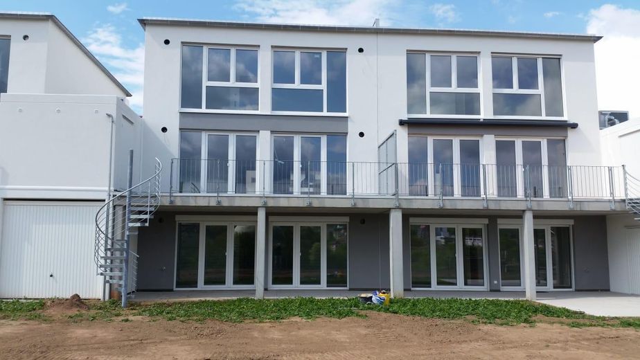 Schönes Zuhause mit viel Platz und schönem Ausblick in Innenstadtnähe von Kaiserslautern – Hausansicht - vom Garten aus