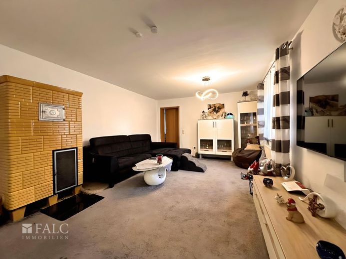 ***Einfamilienhaus mit Charme und vielseitigem Nebengelass*** – Wohnen(1)