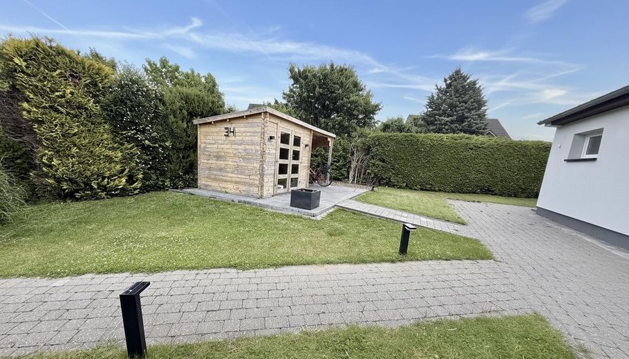 Provisionsfrei - Helles Reihenendhaus mit großer Terrasse, Sauna im Garten und Einzelgarage – Gartenhäuschen