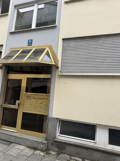 Top Lage an der Münchner Freiheit - Komplett ausgestattet - Südbalkon und sehr ruhig – Haus-Eingang