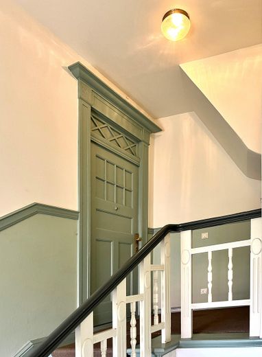 Vivienda moderna con apariencia histórica - Piso en propiedad completamente renovado - directamente del propietario – Treppenhaus_Wohnungseingang