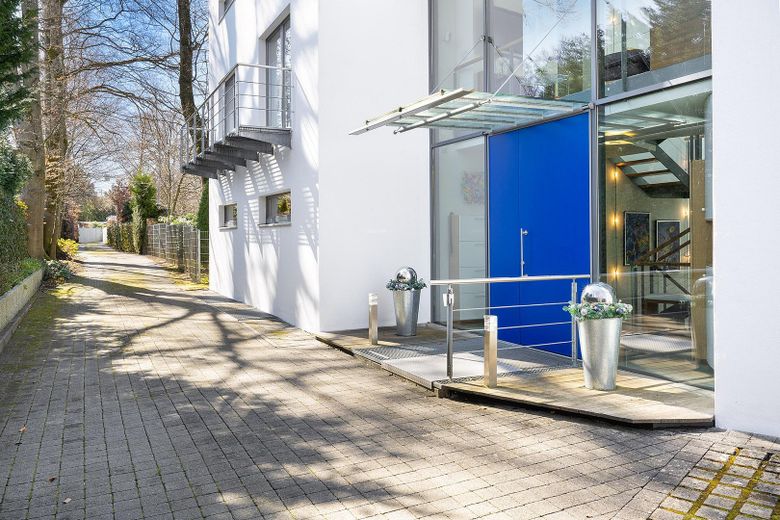 Unikat in Grünwald - Lichtdurchflutete moderne Split-Level-Villa - von privat - ohne Makler! – Eingangsbereich außen