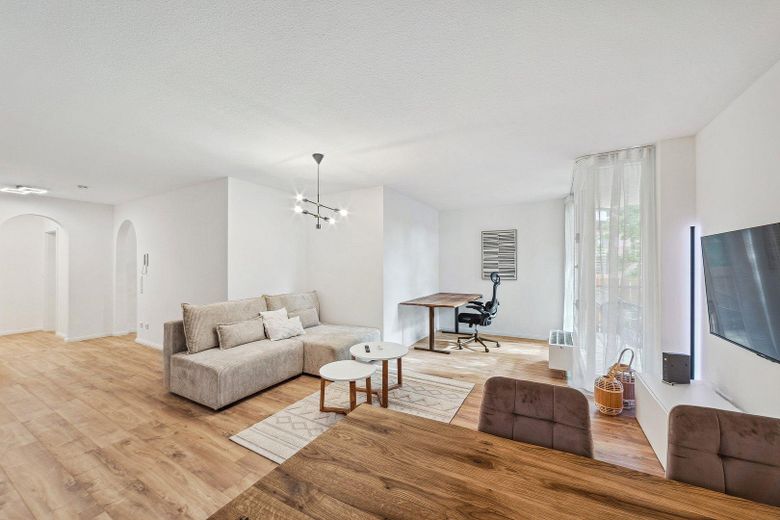 Appartamento esclusivo arredato e ristrutturato, cucina abitabile, balcone e posto auto in garage sotterraneo – Wohnzimmer