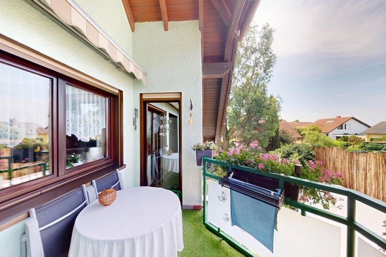 Traumhaus mit Zukunft: Zweifamilienhaus mit Einliegerwohnung, Wärmepumpe & PV-Anlage – Balkon DG