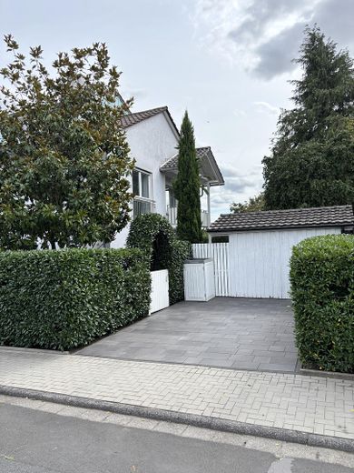Helles, freistehendes Einfamilienhaus mit großem Garten in Bad Nauheim – Nieder-Mörlen – Westseite, mit 1. Gartenhütte