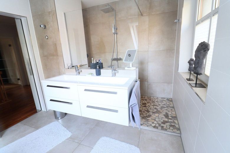 TOP ! Gifhorn-Winkel:  Exklusive Landhausvilla  mitten in der Natur ! – Badezimmer mit begehbarer Dusche OG
