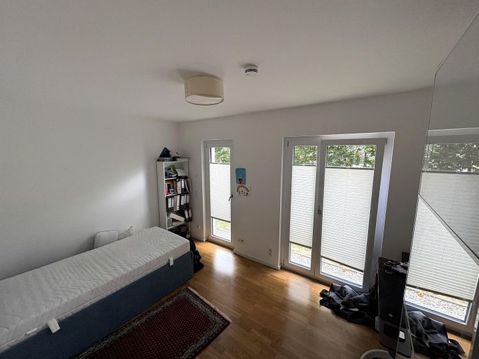 Exklusive 4-Zimmer-Gartenwohnung mit ca. 290 m² Garten und Hausgefühl am Riedberg – Schlafzimmer