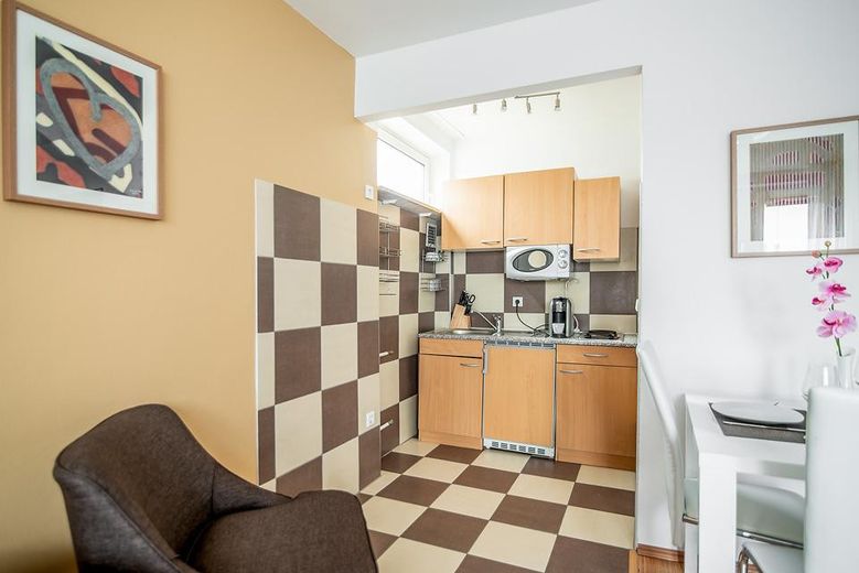 Attractive 1-room apartment in the best inner-city location in Nuremberg – Küchenseite