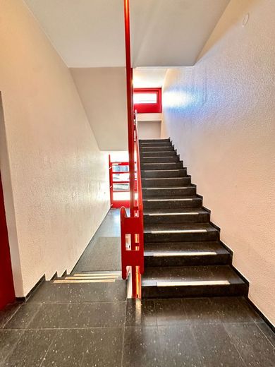 Galeriewohnung mit großer Fensterfront – Treppenhaus