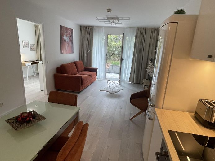 3 Zimmerwohnung am Alexanderplatz EG eigner Garten TG Möbliert Doorman – Wohnzimmer / Küche