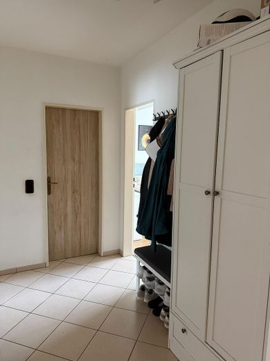 Gut geschnittene 2 Zimmer Wohnung im 2. OG mit Balkon ab dem 01.12.2026. – Gefliester Flur