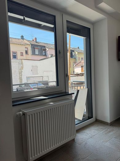 Kernsanierte 1-Zimmer-Wohnung mir Einbauküche, Balkon und eigenem Eingang – Küche 2 mit Zutritt Balkon