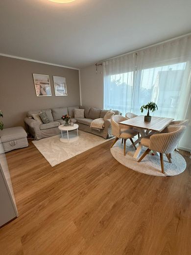 Neubau! Exklusive 3-Zimmer Wohnung mit Balkon! – Wohnzimmer