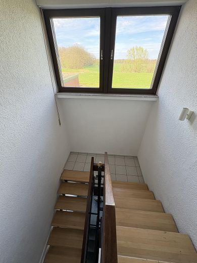 Exklusives Wohnen mit Garten, Neubezug n.Renovierung mit 2 großzügigen Balkonen – lichtdurchf.Treppenhaus
