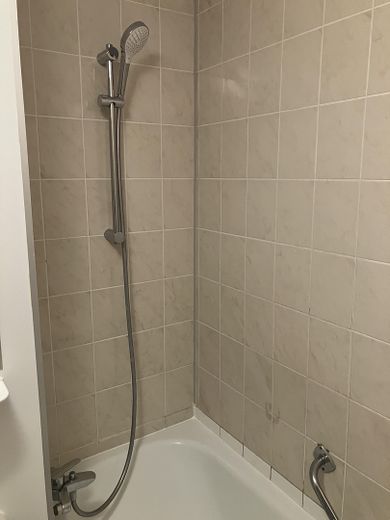 ... und rechts, mit Badewanne