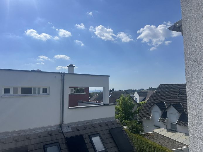 Modernes Haus in Oberursel nähe FIS und EDEKA – Blick auf Frankfurt