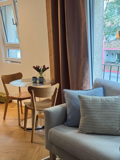 Apartamento de 1 habitación totalmente renovado cerca de Kantstraße: disponible y completamente amueblado – Wohn- und Essbereich
