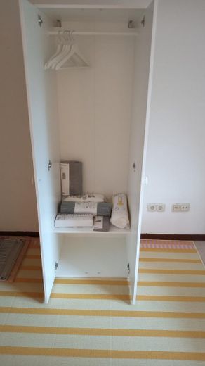 direkt am Park, tolles helles, möbliertes Apartment in ruhiger, zentraler Lage – Kleiderschrank
