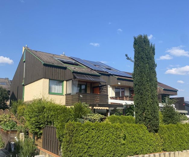 Charmantes Reiheneckhaus mit Garten, Balkon & Dachterrasse in sonniger Lage – Hausansicht von Straße