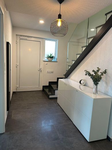 Mieten neuwertiges Haus in Nürtingen ab Dezember-26 oder Januar-27 – Flur