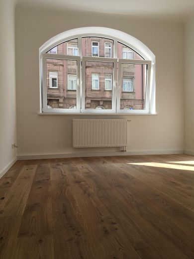 Stilvoll kernsanierte 4-Zi-Altbau-Wohnung – Wohnzimmer