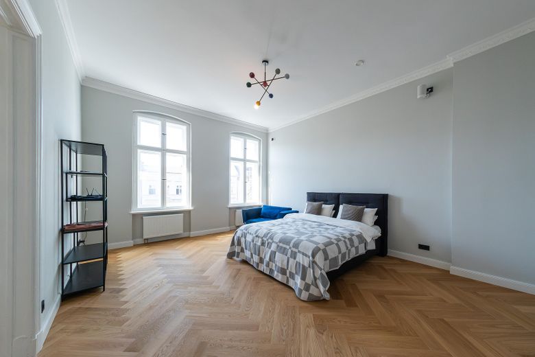 Recién reformado. Disponible para entrar y sin comisión. Lujo en un edificio antiguo en pleno centro de la ciudad. – Schlaf- oder Esszimmer
