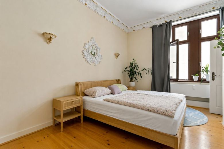 Traumhafte 2-Raumwohnung mit Einbauküche und Stuck im Mühlwegviertel! – Schlafzimmer