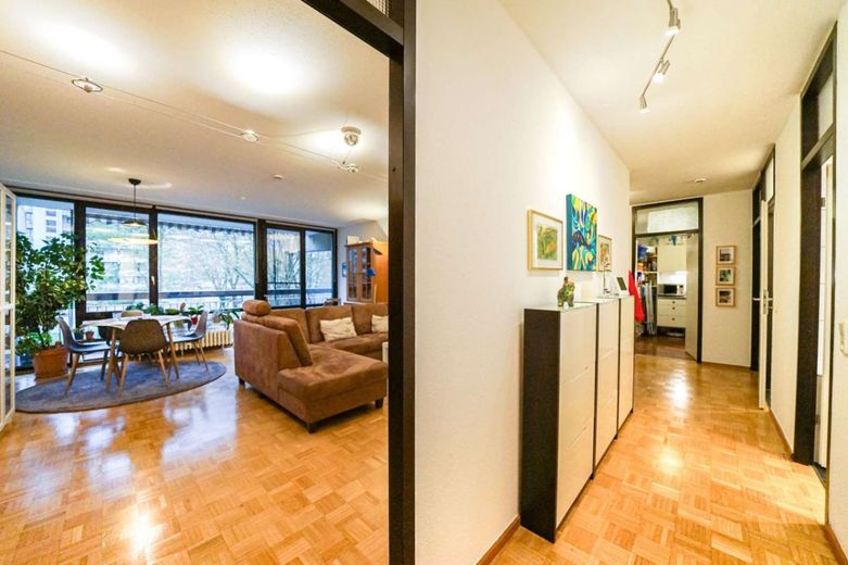 Außergewöhnlich und stilvoll! 4-Zimmer-Wohnung mit 2 Balkonen und Tiefgarage in Köln-Weiden – Bild 7